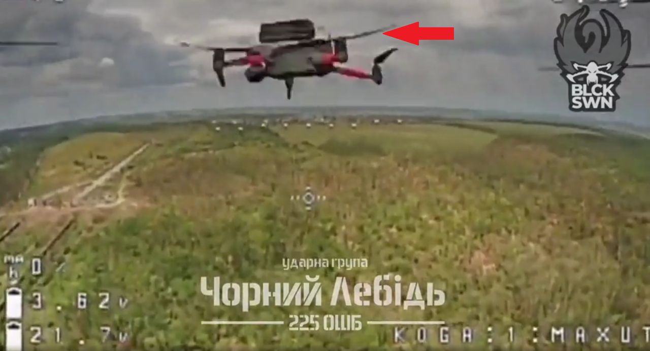 Widok z rosyjskiego drona rozpoznawczego tuż przed uderzeniem przez ukraińskiego drona taranującego. 
