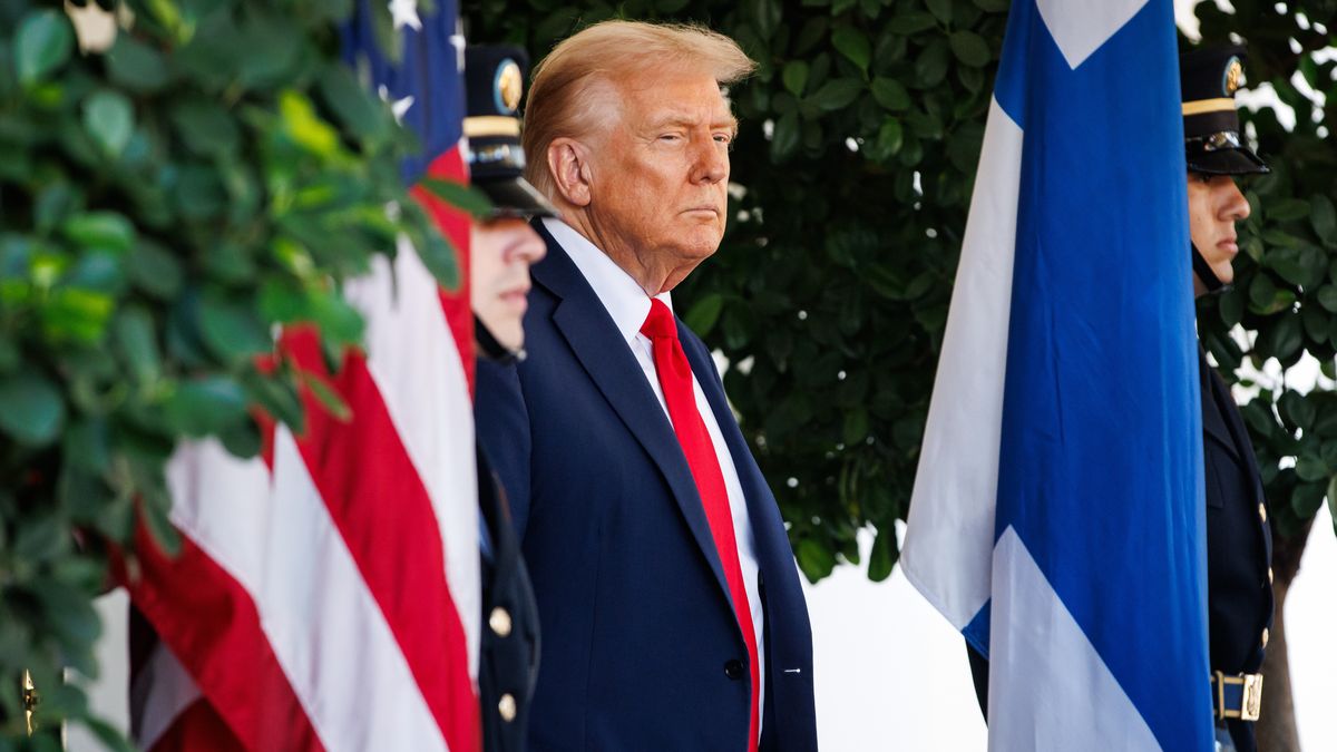 U.S. President Donald Trump waits to greet Finland's President Alexander Stubb in front of the West Wing at the White House in Washington, DC, USA, 09 October 2025. EPA/SAMUEL CORUM / POOL Dostawca: PAP/EPA.