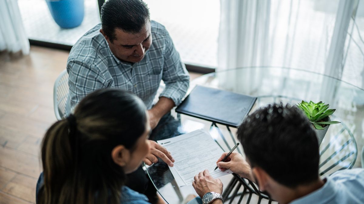 Customers signing contract at a house
Customers signing contract at a house
FG Trade Latin