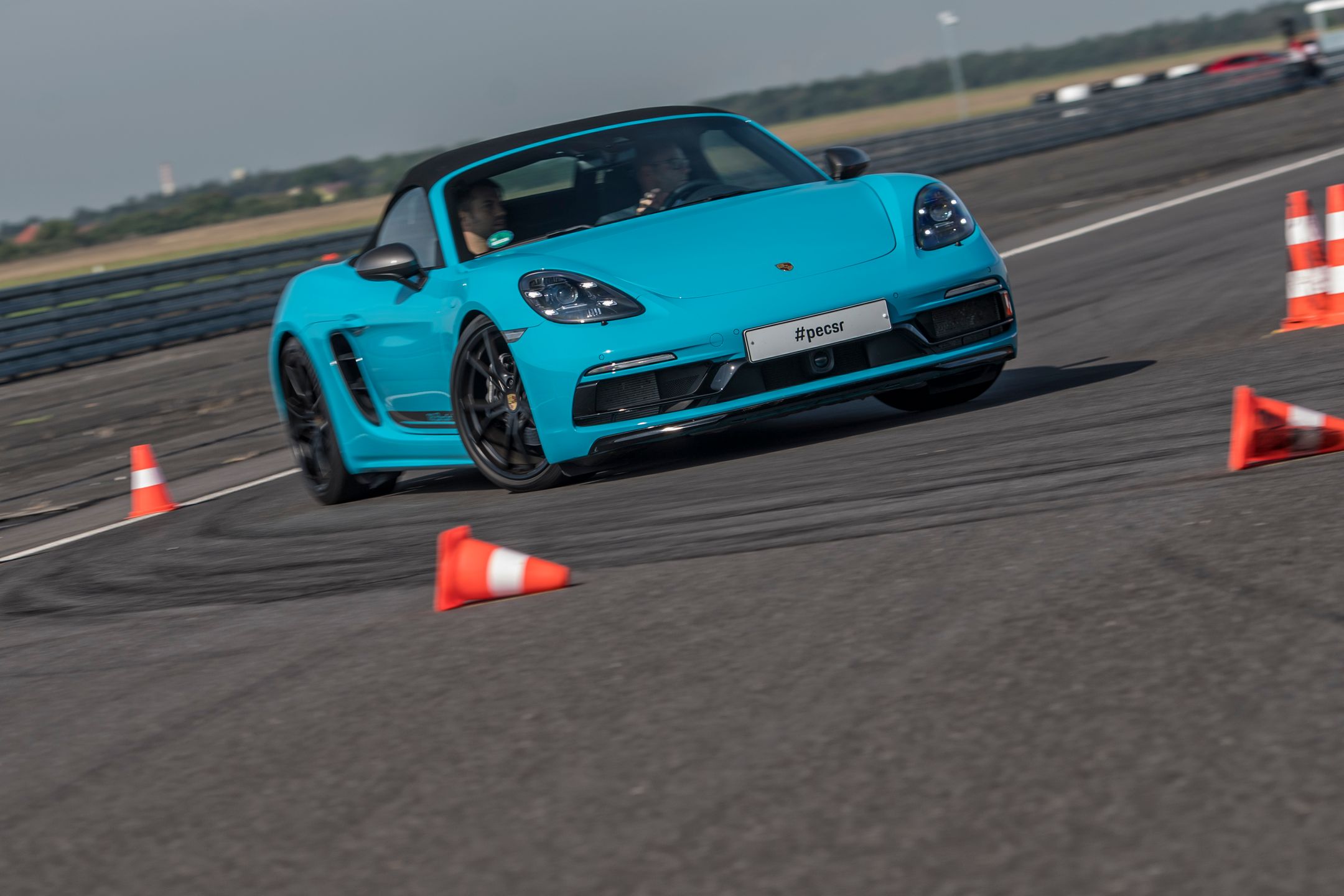 Boxster czy Cayman... obojętnie. Byle miało T w nazwie. Tak bardzo nie lubię próby slalomu, a tak dobrze mi poszło za kierownicą tego samochodu.