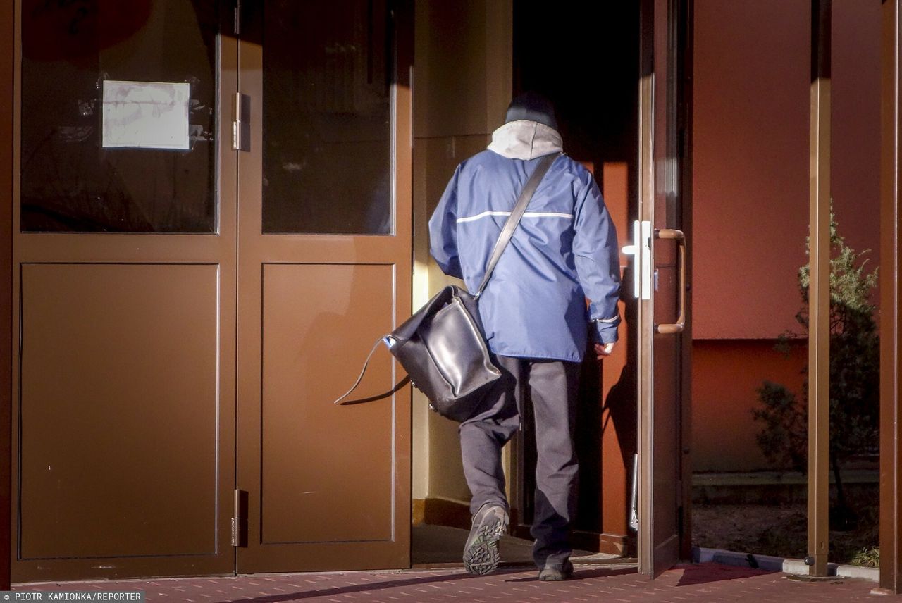 Listonosz przyszedł z emeryturą. Sąsiadka: nie oddam, bo potrzebuję