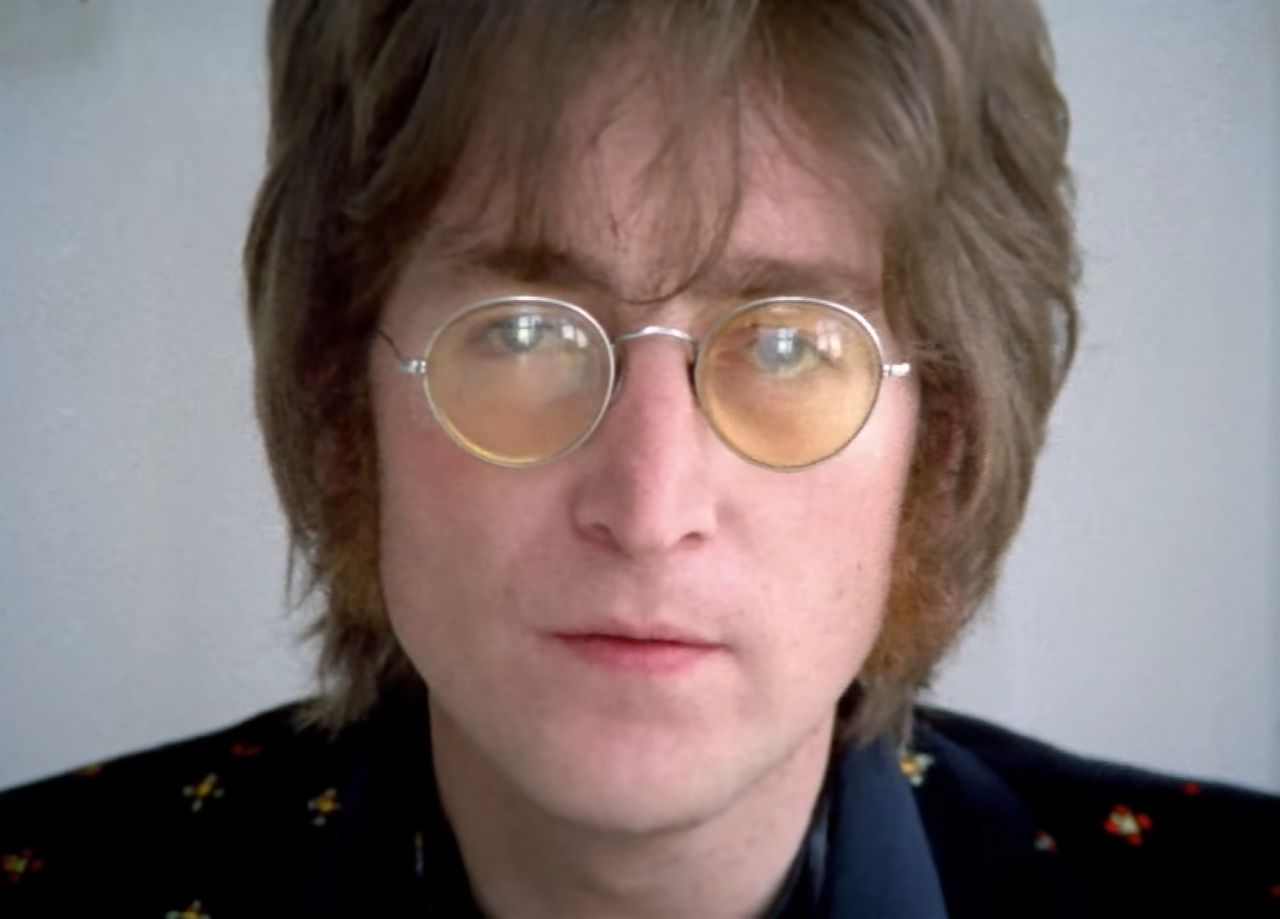 Niewielkie, okrągłe okulary zostały nazwane po Johnie Lennonie 