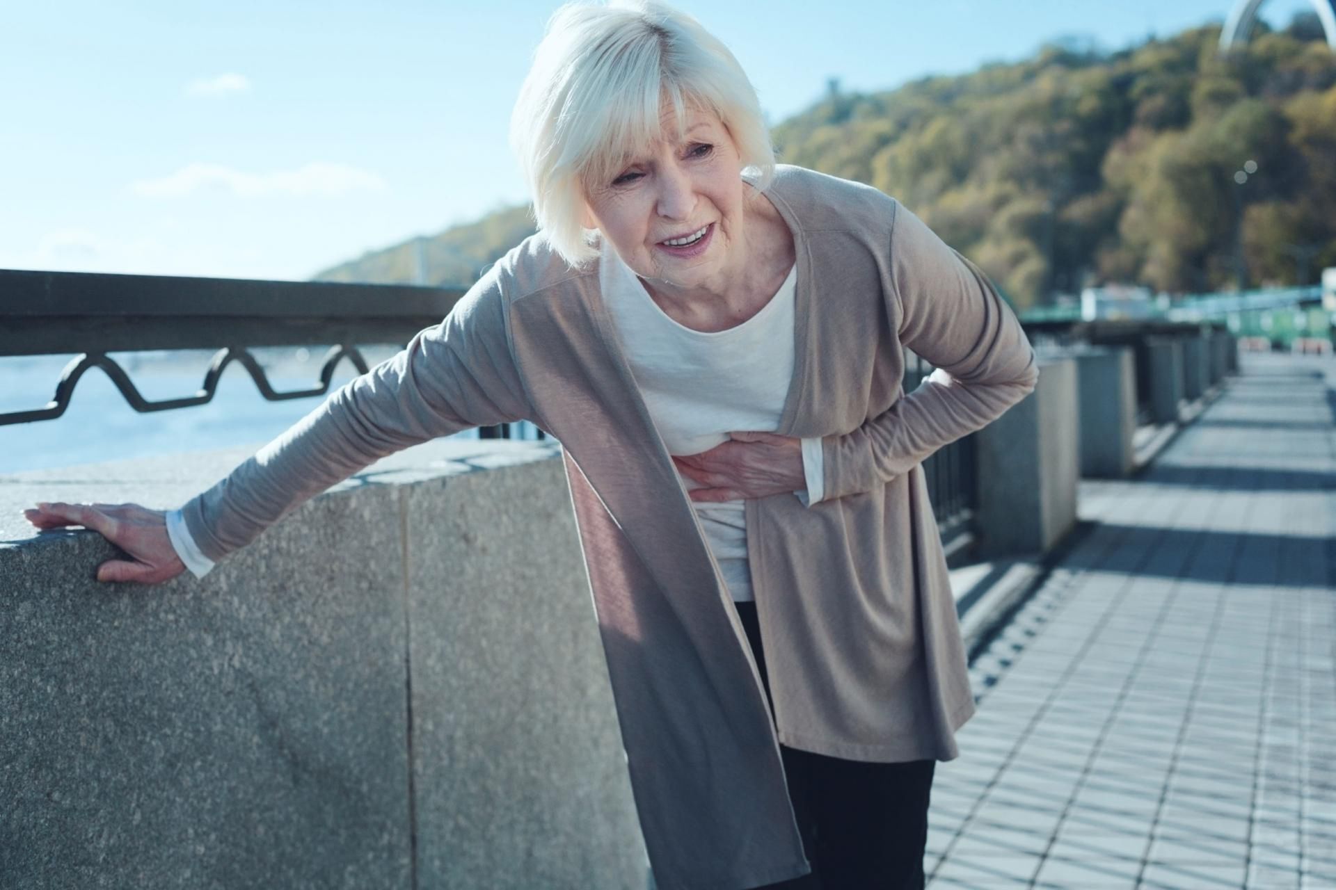 123rf.com Rak jelita grubego powoduje bóle brzucha, wzdęcia, krwawe stolce 