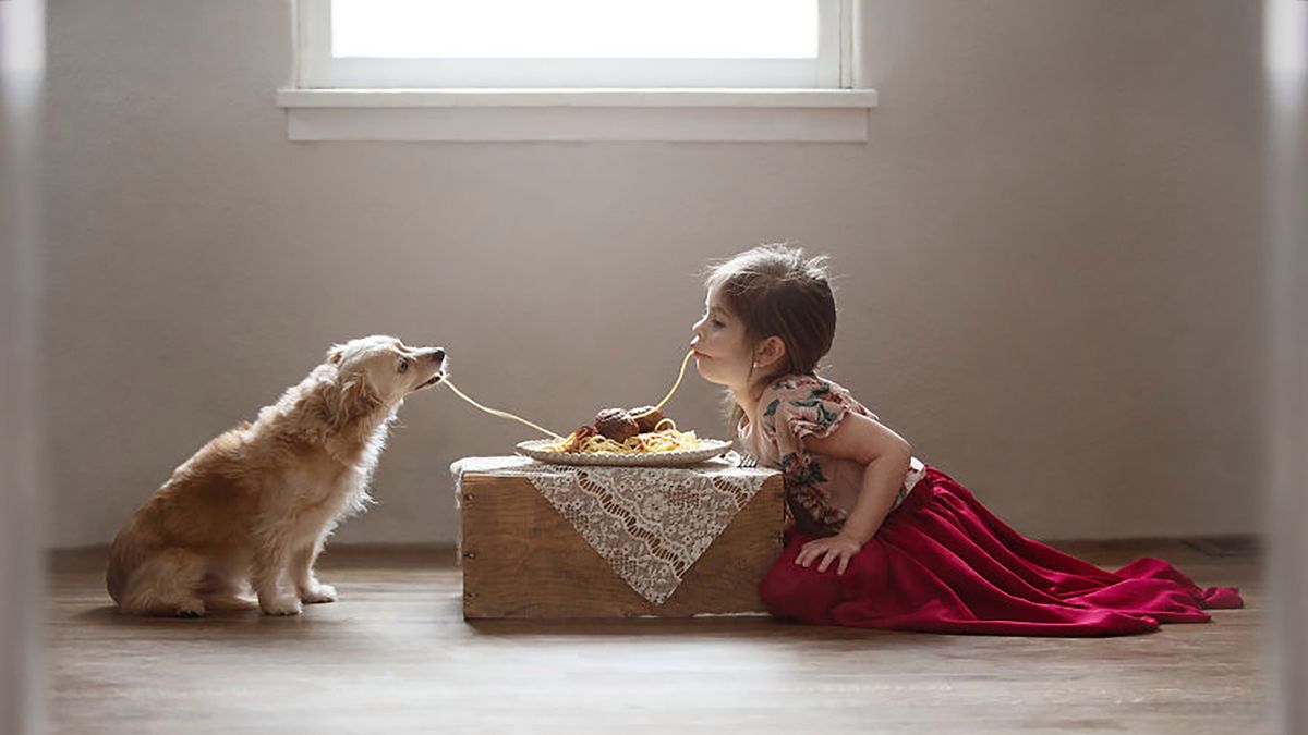 Szczęśliwe dzieciństwo z psem. Matka robi wzruszające portrety swojej córce 1