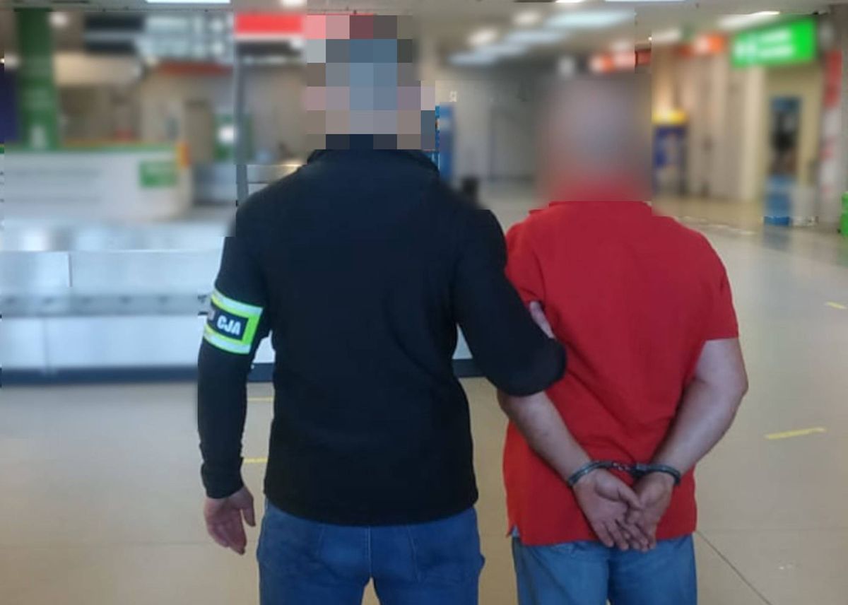 Na lotnisku w Modlinie zatrzymano mężczyznę poszukiwanego przez policję
