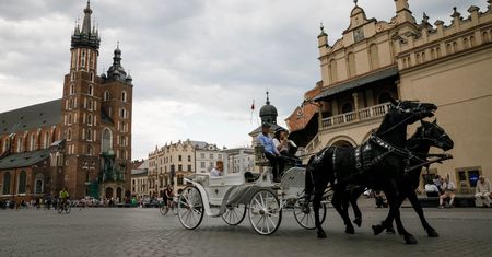 Oryginalna sesja w centrum Krakowa. Naga kobieta w asyście paczkomatu