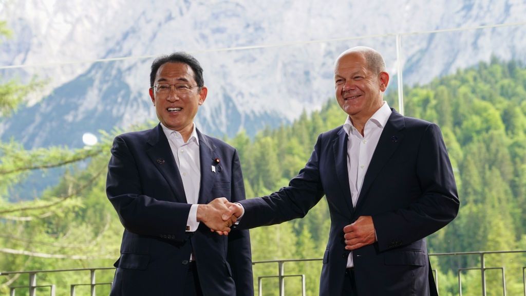 Premier Japonii Fumio Kishida i  kanclerz Niemiec Olaf Scholz podczas szczytu G-7 