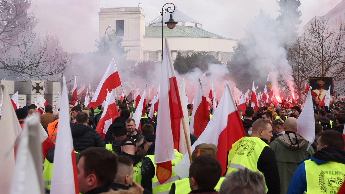 Warszawa, 27.02.2024. Protest rolników "Gwiaździsty Marsz na Warszawę" przed siedzibą Sejmu RP w Warszawie, 27 bm. Rolnicy z całej Polski kontynuują protesty. Ich powodem jest m.in. niedawna decyzja Komisji Europejskiej o przedłużeniu bezcłowego handlu z Ukrainą do 2025 roku, a także sprzeciw wobec prowadzonej przez Unię Europejską polityce Zielonego Ładu. (aldg) PAP/Leszek Szymański