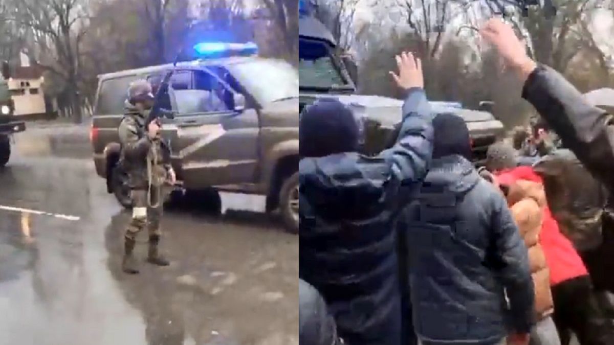 Melitopol na Ukrainie, cywile twarzą w twarz z uzbrojonymi żołnierzami