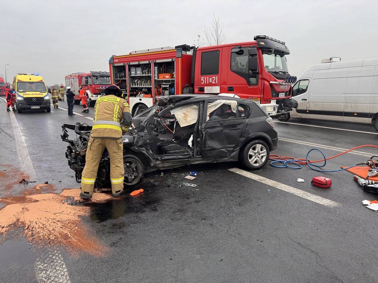 Auto wjechało w autokar. Dramatyczny wypadek pod Oleśnicą