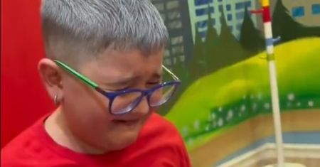 Młody kibic rozpłakał się w sekundę. Rodzice kompletnie go wkręcili