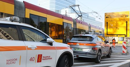 Tramwaj potrącił pieszego na pasach w Warszawie. Nie żyje