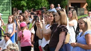 Zabawa przed Centrum Kultury w Jędrzejowie. Wielki Festyn na Dzień Dziecka i Żarciowozy przyciągnęły tłumy