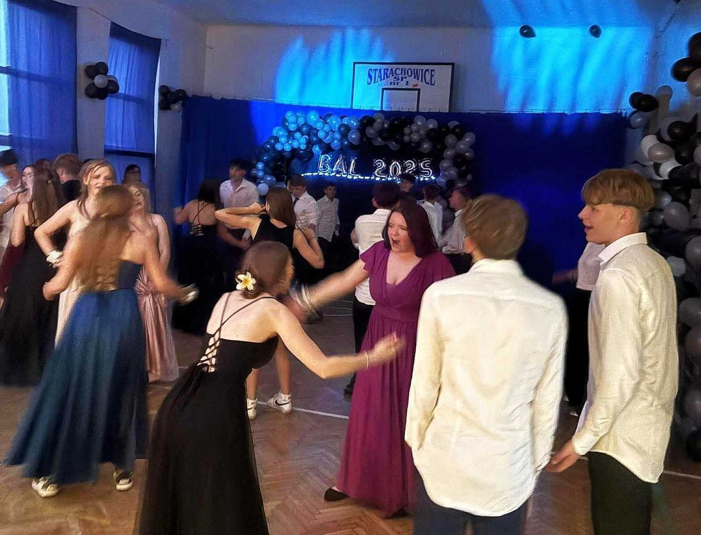 Bal ośmioklasistów w starachowickiej Szkole Podstawowej numer 1