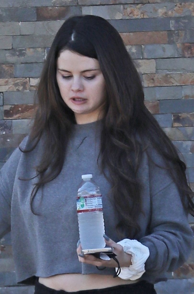 Naturalna Selena Gomez maszeruje do knajpki w Los Angeles