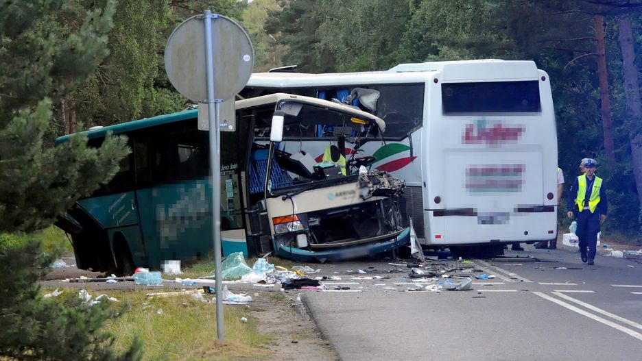 Dźwirzyno. Prokuratura wszczyna śledztwo w sprawie zderzenia dwóch autokarów i busa