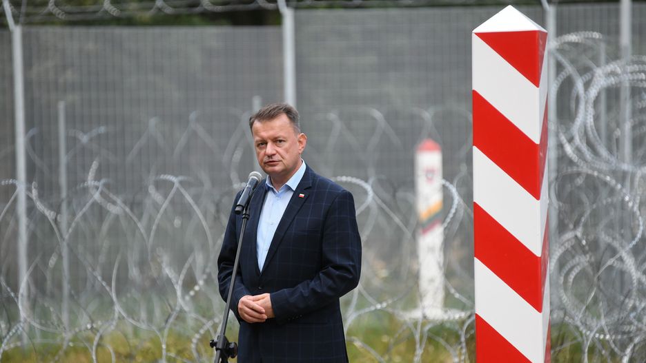 Szlamy, 20.09.2023. Minister obrony narodowej RP Mariusz Błaszczak podczas oświadczenia dla mediów, 20 bm. na trójstyku granic Polski, Litwy i Białorusi w pobliżu osady leśnej Szlamy w woj. podlaskim. (mr) PAP/Michał Zieliński