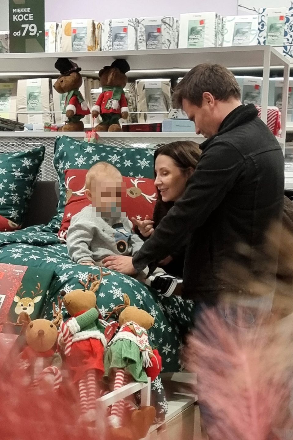 Marcin Hakiel i Dominika Serowska na zakupach z synem