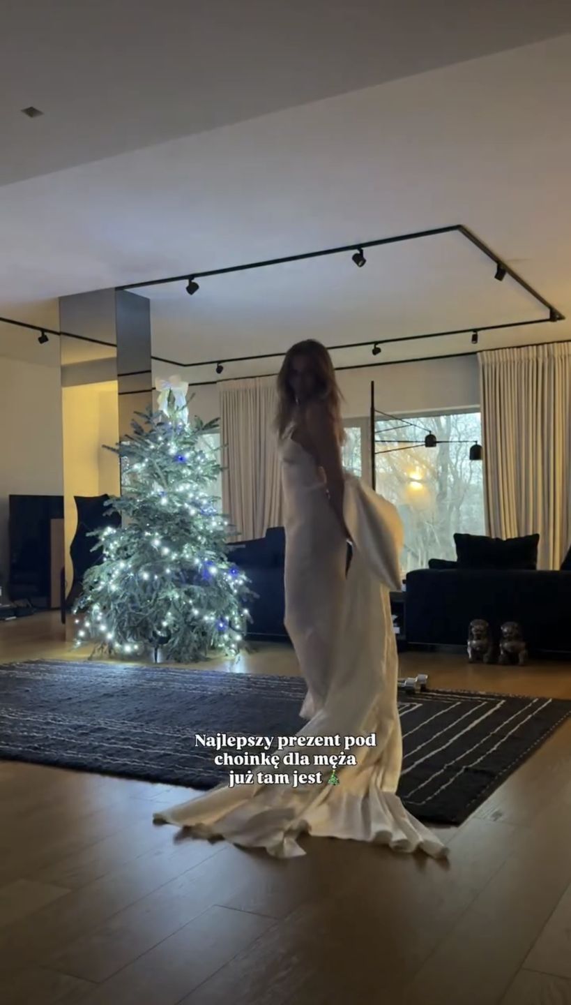 Żaneta Rosińska pozuje pod choinką