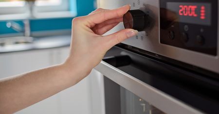 Piecz jak szef kuchni. Zaskakujące funkcjonalności piekarników do zabudowy