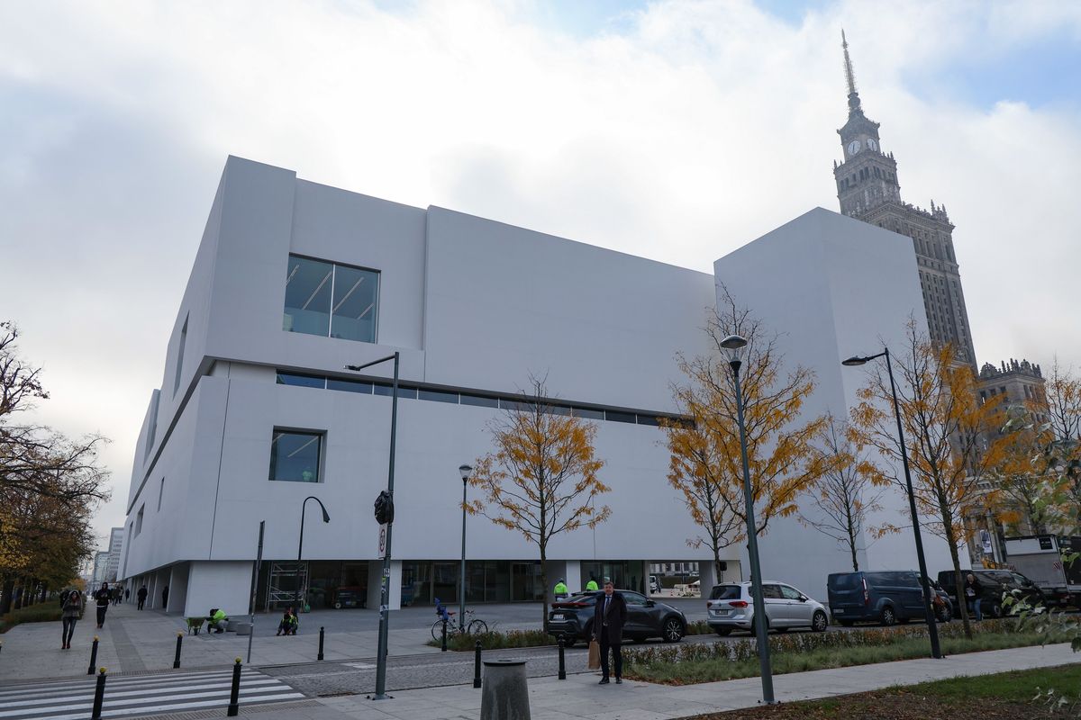 Muzeum Sztuki Nowoczesnej w Warszawie, przy Marszałkowskiej. Otwarcie wieczorem w piątek 25 października 
