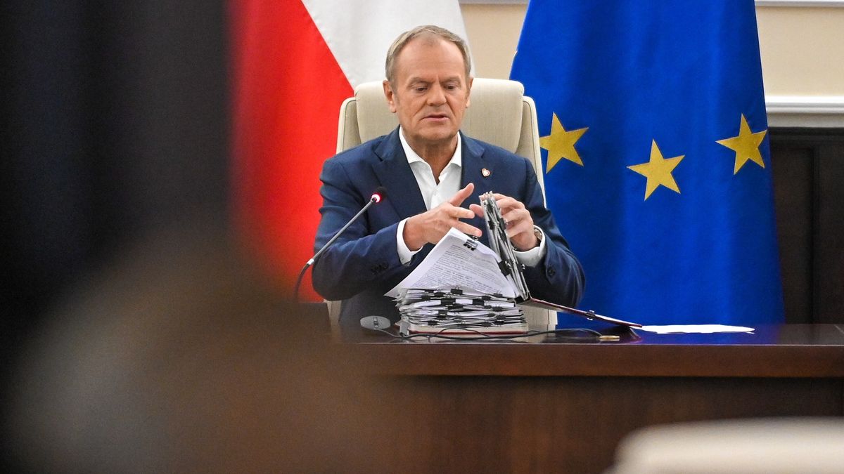 Warszawa, 29.10.2024. Premier Donald Tusk przed posiedzeniem rządu w KPRM w Warszawie, 29 bm. Ministrowie zapoznają się z raportem z prac komisji ds. badania wpływów rosyjskich. Rozpatrzą zmiany w tegorocznej ustawie budżetowej i okołobudżetowej, a także propozycję likwidacji składki zdrowotnej od sprzedaży środków trwałych. (mr) PAP/Marcin Obara