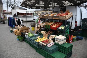 Targowisko przy ul. Kaliskiej we Włocławku - 4 kwietnia 2026. Tanie warzywa, owoce, ubrania i nie tylko