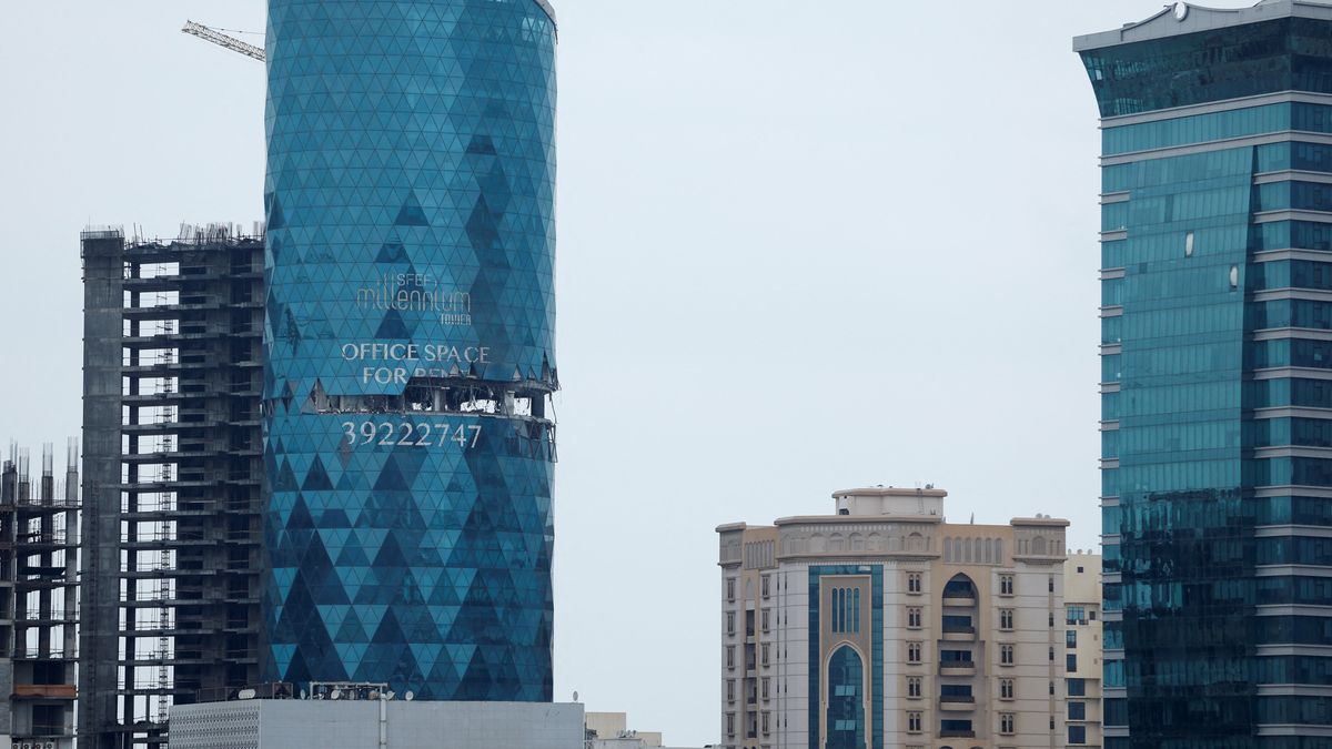 CNN: Rosja dzieli się z Iranem taktyką użycia dronów (na zdjęciu zniszczony przez atak drona budynek biurowy w stolicy Bahrajnu - Manamie)