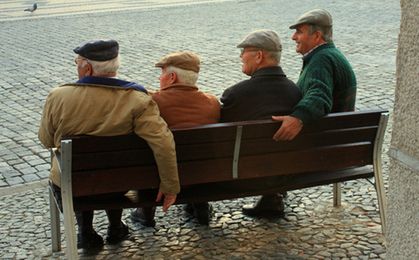 5 proc. emerytów i 11 proc. rencistów żyło w 2015 r. w skrajnym ubóstwie