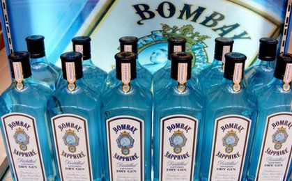 Niezwykła moc Bombay Sapphire. Zamiast zwykłego ginu, wlali do butelek 77-procentowy alkohol