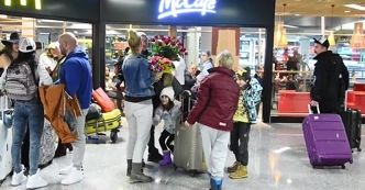 Wiśniewski z dziećmi wita Tajner na lotnisku
