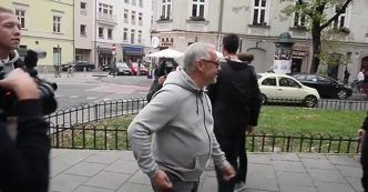 W szarej bluzie Kondrat przychodzi na swoje wesele