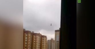 Amator mocnych wrażeń przeszedł po linie między blokami w Woroneżu