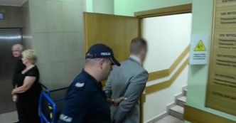 Dariusz K. wchodzi na salę rozpraw