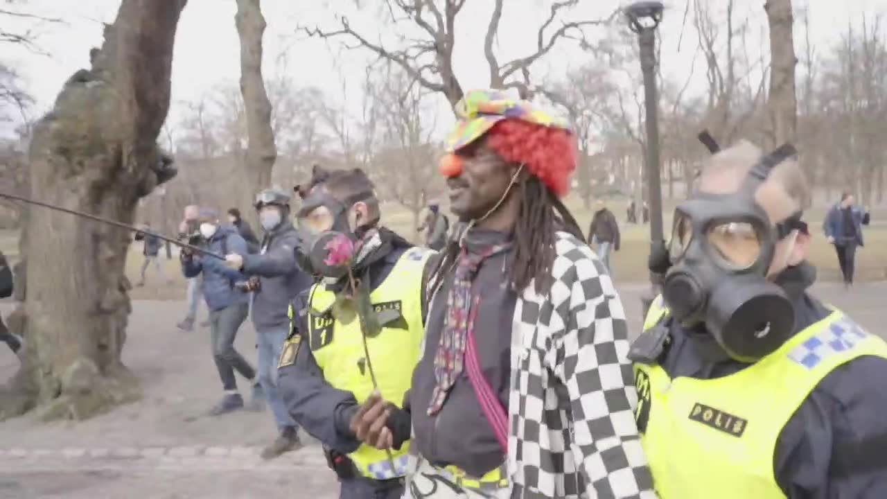 Protest antycovidowców w Sztokholmie.