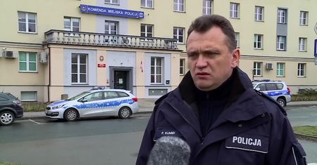 Mężczyzna wyskoczył z okna na trzecim piętrze budynku w Tarnowie. Wcześniej miał tam zostać uwięziony i pobity