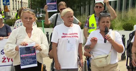 Kolejny protest osób z niepełnosprawnościami i ich opiekunów przed Sejmem