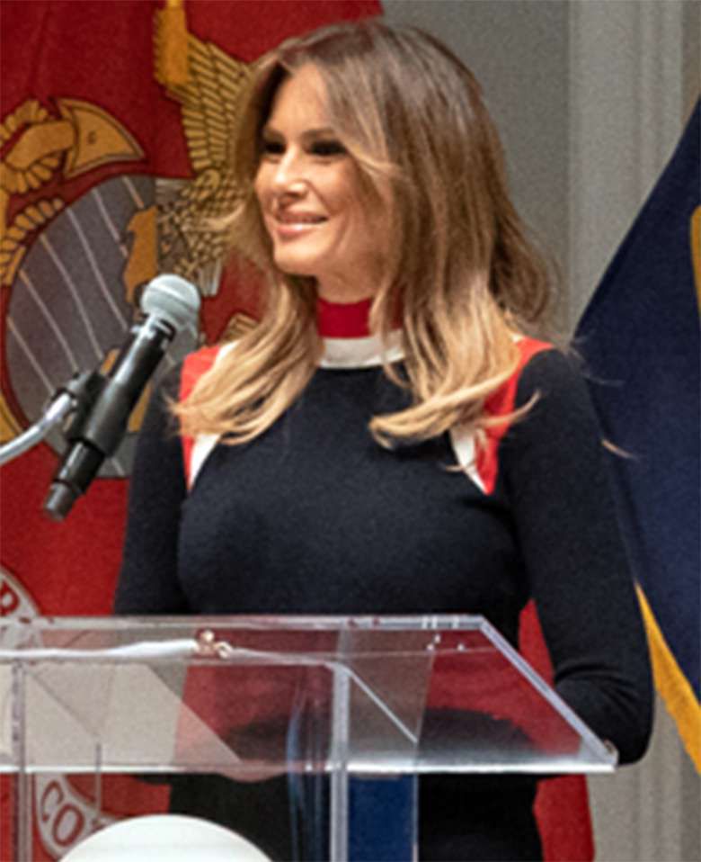 Stylizacja Melanii Trump na akcji Czerwonego Krzyża