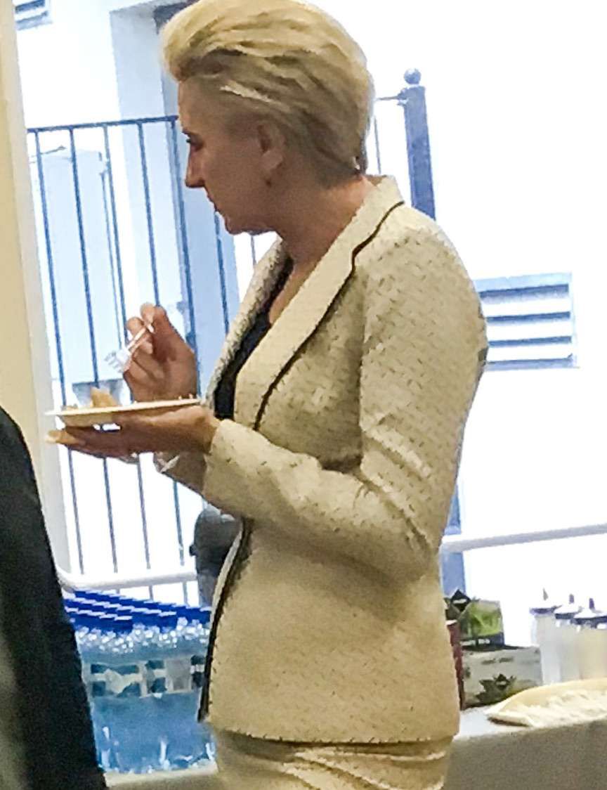 Agata Duda zajada się ciastkiem