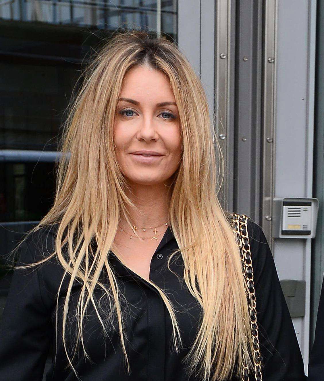 Małgorzata Rozenek w skromnej stylizacji wspiera Radosława Majdana