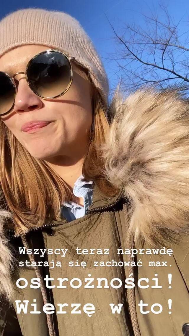 Agnieszka Kaczorowska wybrała się na spacer z córeczką