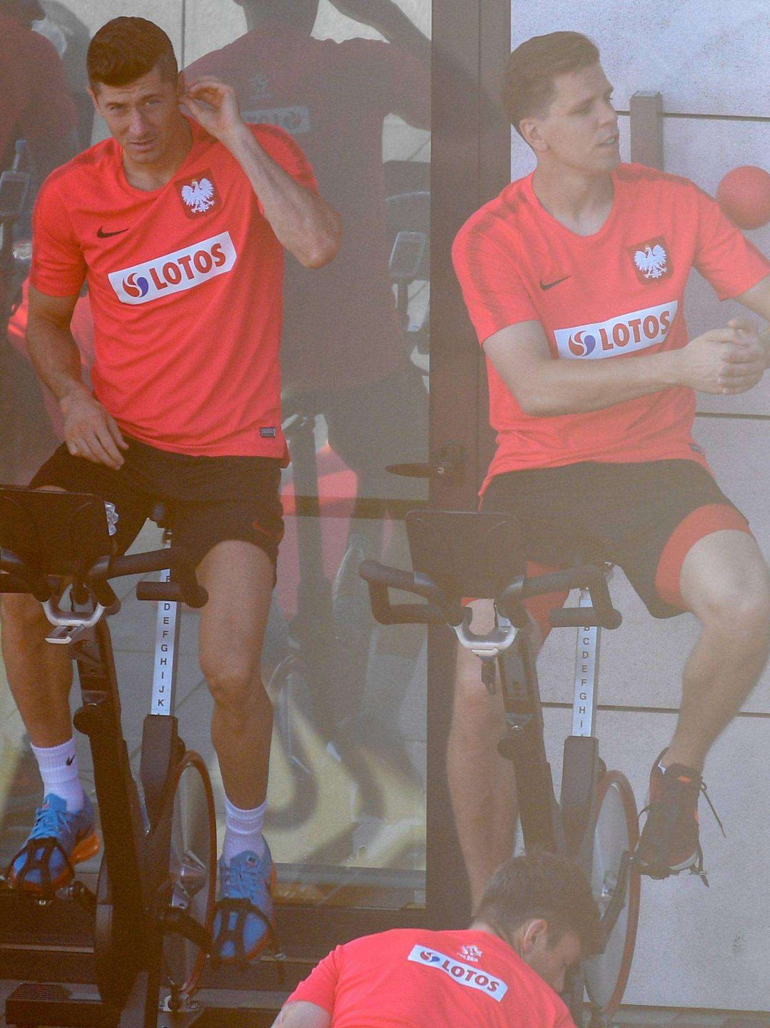 Robert Lewandowski i Wojciech Szczęsny – piłkarze regenerują siły po meczu Polska-Kolumbia
