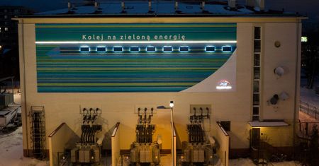 Kolej na zieloną energię – nowy mural na podstacji Warszawa Zachodnia od PGE Energetyka Kolejowa
