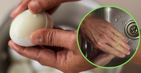 Genialny patent na obieranie jajek na twardo. Prawie nikt z nas tak nie robi