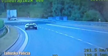 Pędził ponad 220 km/h po autostradzie. Otrzymał mandat w wysokości 2,5 tys. zł