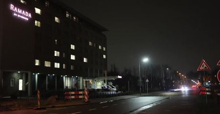 61 osób zakażonych nowym wariantem koronawirusa przyleciało z RPA do Holandii.