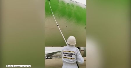 Aktywiści Greenpeace pomalowali na zielono samolot linii Air France.