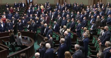Sejm uczcił minutą ciszy pamięć “Łupaszki”. Część z posłów siedziała, inni wyszli z sali