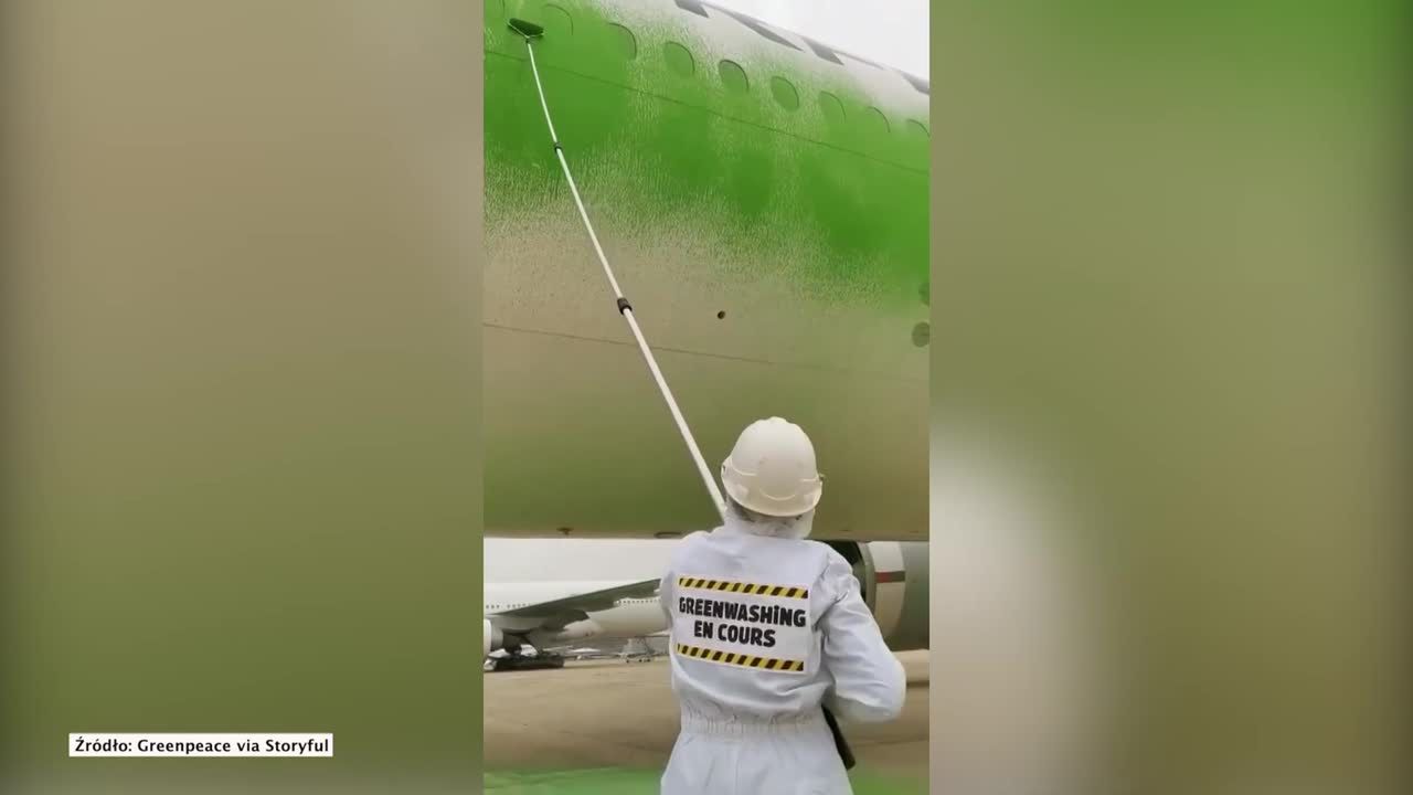 Aktywiści Greenpeace pomalowali na zielono samolot linii Air France.