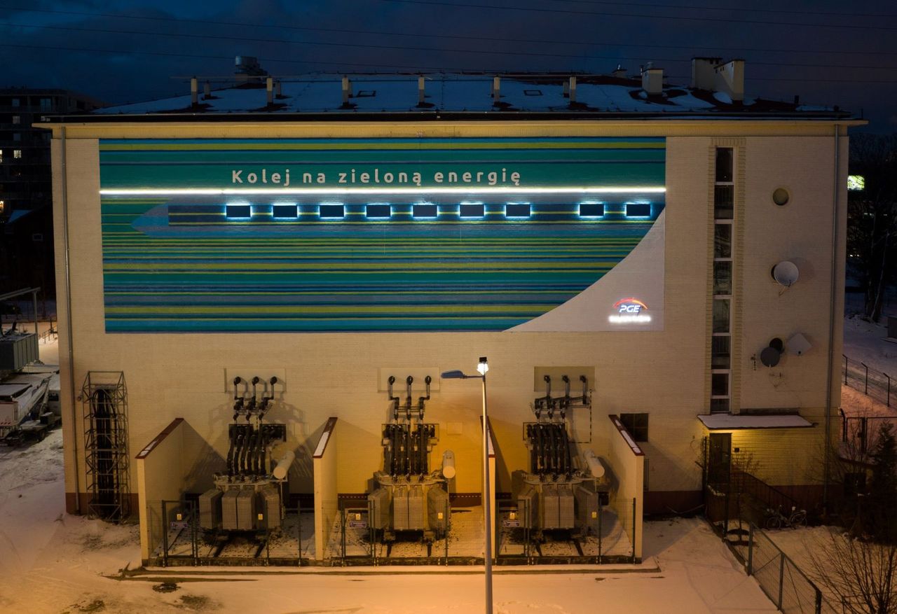 Kolej na zieloną energię – nowy mural na podstacji Warszawa Zachodnia od PGE Energetyka Kolejowa